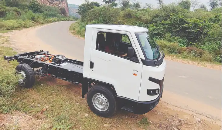 Montra Electric EVIATOR side profile